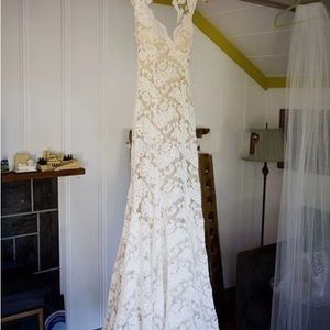 Sheath/Column Sleeveless Lace Appliqué Court Train Wedding Dress